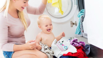 Scoatem petele de fructe și sucuri de pe hăinuțele micuților