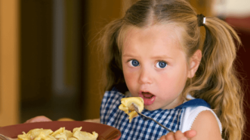 Поздние ужины не приводят к ожирению у детей