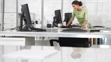 Высокие офисные столы способны перевернуть жизнь работников