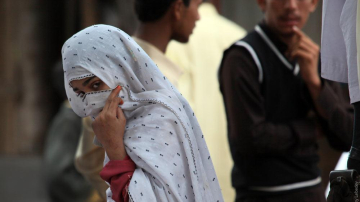 В Пакистане предложили разрешить мужьям слегка бить жен