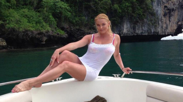 Анастасия Волочкова вышла из дома почти без одежды