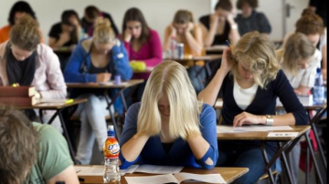 Выпускники сдают экзамен по румынскому языку