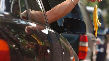 Выброшенный из машины мусор обойдется штрафом в 1000 леев