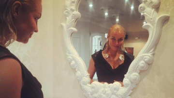 Анастасия Волочкова получила в подарок необычное колье со своим портретом