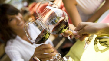 Эксперимент показал, чем опасны большие винные бокалы