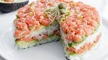 Sushi-tort din avocado, somon și castraveți