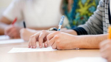 Peste 18 mii de elevi de clasa a XII-a vor susține astăzi examenul la limba străină