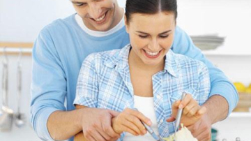 Пары, которые разделяют бытовые обязанности, счастливее тех, кто этого не делает