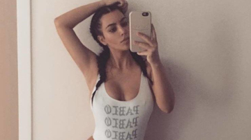 Ким Кардашьян похвасталась роскошной фигурой в купальнике