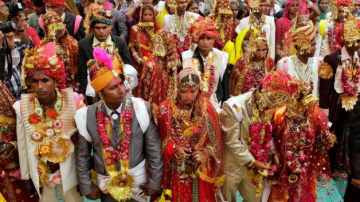 В День отца индийский бизнесмен принял поздравления от 472 дочерей