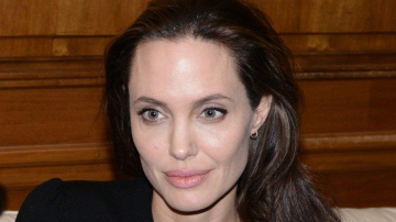 Джоли удивила изможденностью и шерстяной одеждой в жару