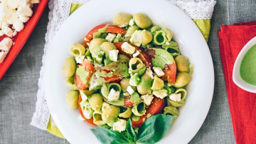 Salată de vară cu paste și roșii