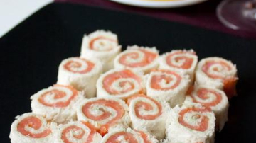 Role din somon cu pâine şi caşcaval