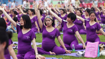 Беременные в Индии установили мировой рекорд по йоге