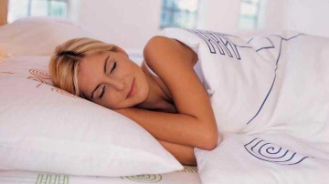 Care este poziţia pentru somn recomandată de medici