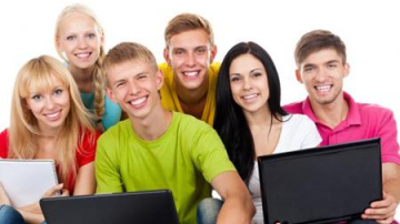 În loc să profite de vacanță, mulți elevi și studenți se angajează pentru a câștiga bani de buzunar