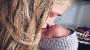 Наталья Водянова показала трогательное фото с новорожденным сыном Романом