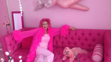 Американка потратила 1,5 млн долларов на розовые вещи