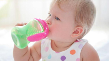 Cum să alegem cănuţele de băut pentru copii şi cât de necesare sunt acestea?