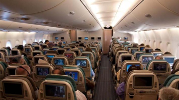 Названы самые загрязненные микробами места в самолете
