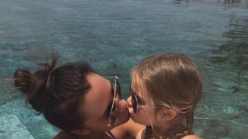 Пользователи сети раскритиковали Викторию Бекхэм за поцелуй с дочерью в губы