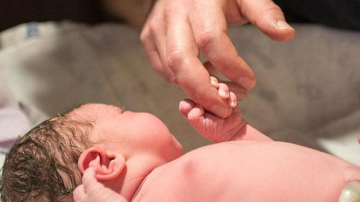 În timp ce năștea, această femeie făcea și poze! Galeria foto realizată de tânăra mămică