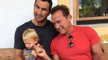 Арнольд Шварценеггер угостил малолетнюю дочь Владимира Кличко сигарой