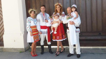 Nași de botez în straie naționale! Tatiana Heghea și-a botezat fetița (Foto)