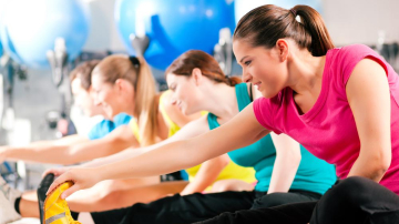 Женщинам нужно тренироваться согласно менструальному циклу, говорят эксперты