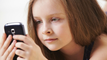 Tot mai mulți copii apelează la serviciul „Telefonul copilului”