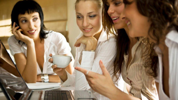 Психологи не советуют мамам говорить о детях на работе