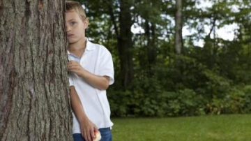 Психологи рассказали, когда скромность детей должна настораживать
