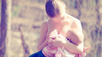 Alăptarea în locurile publice – probleme de pudicitate