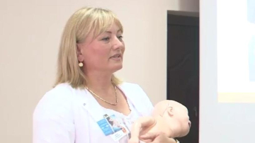 Gravidele, învăţate cum să alapteze. Declaraţiile ministrului Sănătăţii şi reprezentantului UNICEF