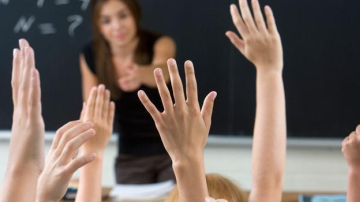 Instituțiile de învățămînt vor putea angaja cadre didactice în pofida moratoriului impus