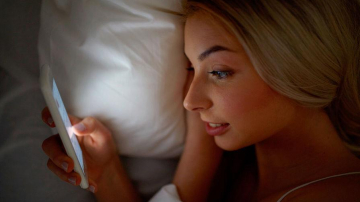 De ce să nu dormi niciodată cu telefonul mobil în aceeași cameră cu tine