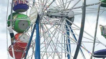 Трое детей выпали из колеса обозрения в США