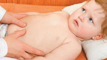 Copilul se plînge de dureri abdominale pe timpul verii? Motivul pentru care trebuie să mergeţi cu el la medic