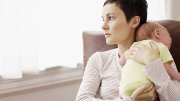 Матери могут передавать стресс своим детям через грудное молоко