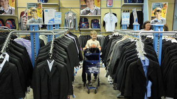 De unde cumpărăm haine de școală? O prezentare a magazinelor de haine și încălțăminte pentru școală și a prețurilor la acestea