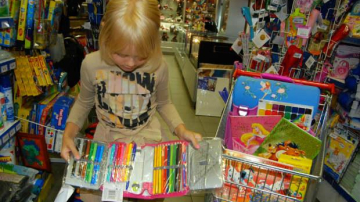 Părinții vor cheltui 3000 de lei pentru a-și pregăti copiii pentru școală