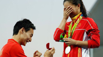 Спортсмен сделал предложение избраннице прямо в олимпийском бассейне