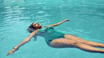 Flexiuni fierbinți: posesoarele fundurilor apetisante au organizat un flashmob „Șolduri de sirenă”