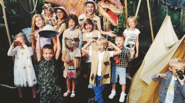 Алена Водонаева устроила звездную вечеринку с динозаврами на шестилетие сына