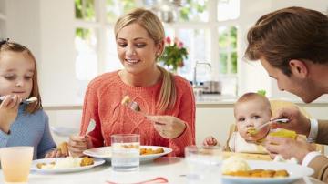 Психологи: следите за тем, что вы едите перед детьми, даже самыми маленькими