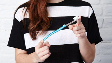 Cum vă pot ajuta periuța și pasta de dinți să sporiți frumusețea… corpului