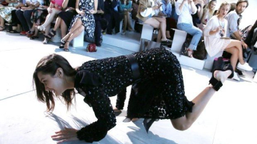 Moment stanjenitor pentru Bella Hadid. S-a impiedicat si a cazut, dar nimeni nu i-a sarit in ajutor