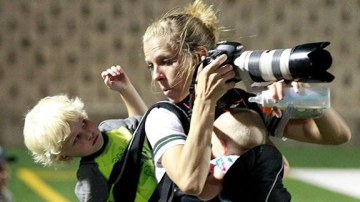 Многозадачная мама-фотограф стала звездой интернета