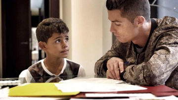 Криштиану Роналду сел за уроки