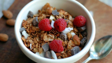 Granola cu ciocolată și fructe de pădure